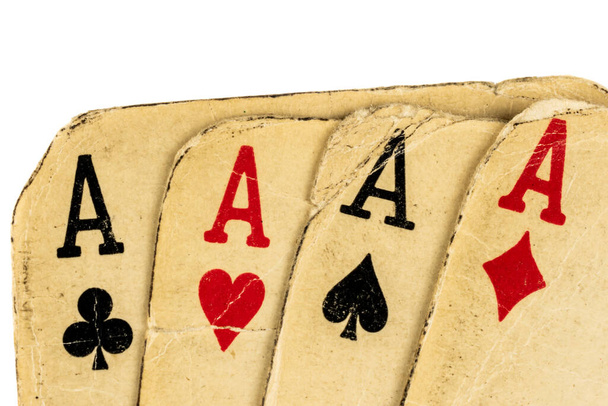Τέσσερα παλιά βρώμικα χαρτιά πόκερ άσους σε λευκό φόντο - Φωτογραφία, εικόνα