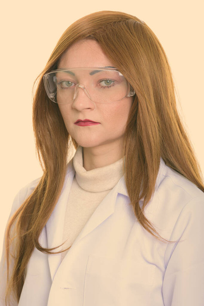 Estúdio tiro de rosto de mulher médico vestindo óculos de proteção - Foto, Imagem