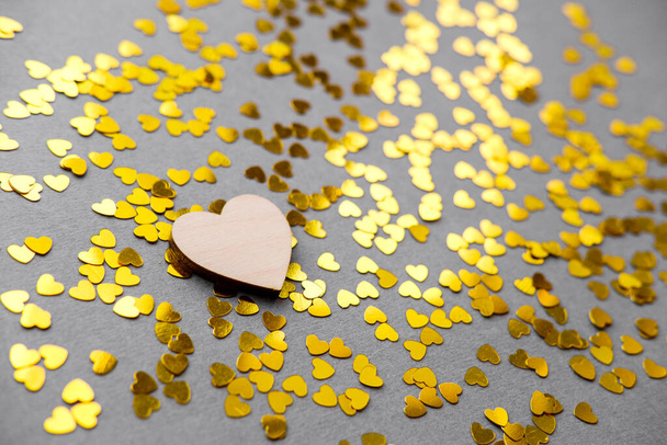 Любов - це жовте серце на сірому фоні у День святого Валентина. - Фото, зображення