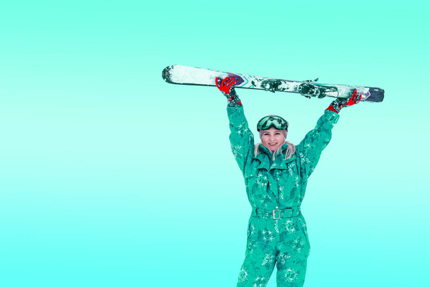 Retrato de una esquiadora con máscara médica durante el coronavirus COVID-19 en una montaña nevada en una estación de esquí - Foto, Imagen