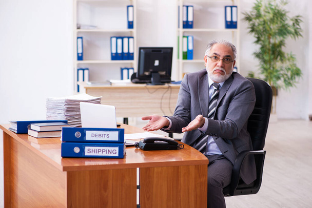 Old male businessman employee working in the office - Photo, Image