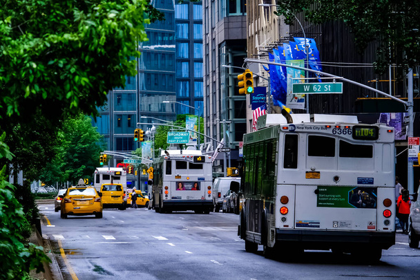 Panorama Nowego Jorku na Manhattanie z żółtymi taksówkami. Manhattan, Nowy Jork. - Zdjęcie, obraz