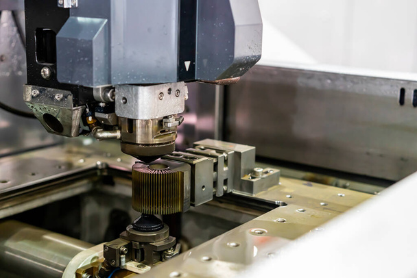 Lähikuva suutin ja lanka opas ohjaus syöttöyksikkö korkean teknologian ja tarkkuus cnc edm sähköinen lanka leikattu kone tuotteen prosessin aikana muodostaa valmistusprosessissa tehtaalla - Valokuva, kuva