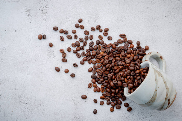 Pörkölt kávébab gombóccal, fehér beton alapon. - Fotó, kép