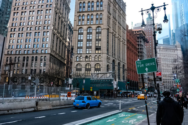 New York City Manhattan Straßenpanorama mit gelben New York City Taxis auf den Straßen. Manhattan, New York. - Foto, Bild
