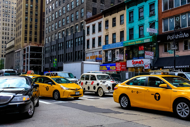 ニューヨーク市マンハッタン通りのパノラマ通りに黄色のニューヨーク市のタクシーケーブル。ニューヨーク州マンハッタン. - 写真・画像