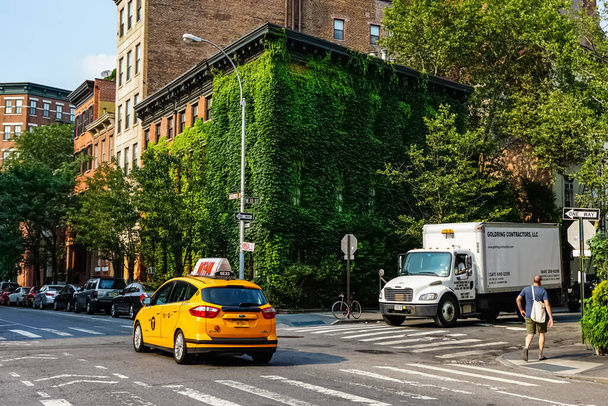 New York City Street panoraama West Village naapurustossa keltainen New York City taksit kaduilla. Manhattan, New York. - Valokuva, kuva