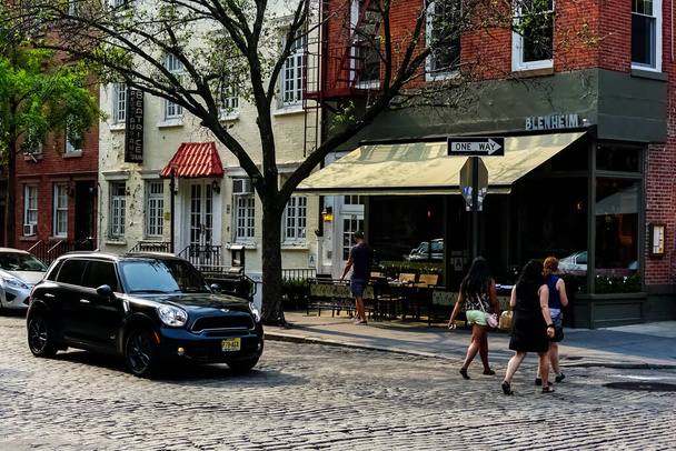 ニューヨーク市の黄色のニューヨーク市とウエストビレッジ地区の通りのパノラマ。ニューヨーク州マンハッタン. - 写真・画像