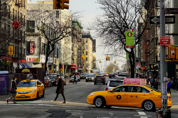 New York City Manhattan street panorama with yellow New York City taxi cabs on the streets. Manhattan, New York. - Foto, Bild