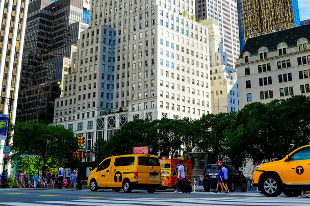 Panorama ulicy Nowy Jork Manhattan z żółtymi taksówkami Nowego Jorku na ulicach. Manhattan, Nowy Jork. - Zdjęcie, obraz