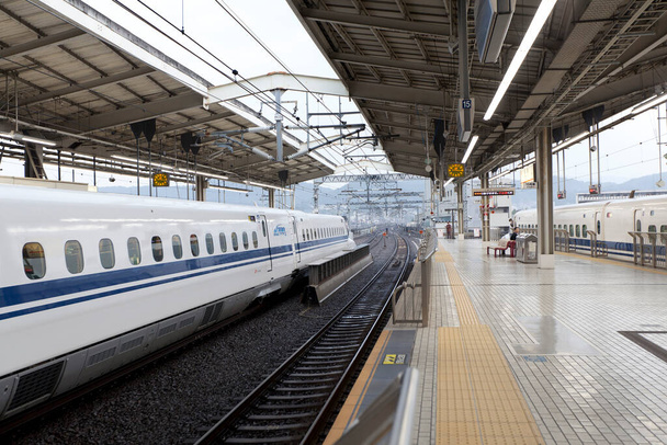 Shinkansen golyóvonat Tokióban, Japánban. A Shinkansen a világ legforgalmasabb nagysebességű vasútja, amelyet négy japán vasúttársaság üzemeltet.. - Fotó, kép