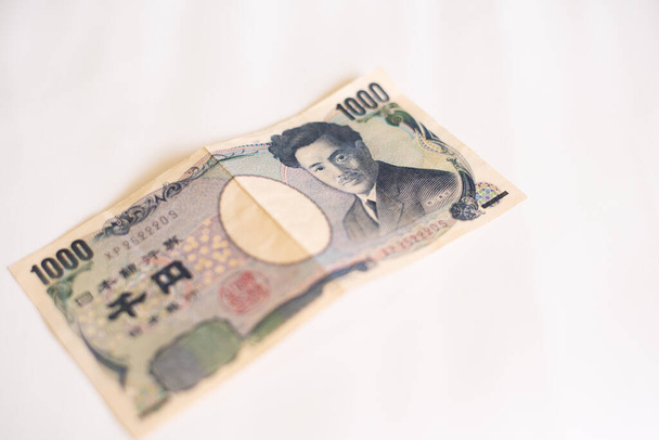 close up Τραπεζογραμμάτια 1000 γεν σε λευκό φόντο. - Φωτογραφία, εικόνα