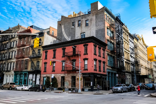 SoHo neighborhood in New York City Manhattan with yellow New York City taxi cabs on the streets. Manhattan, New York. - Фото, изображение