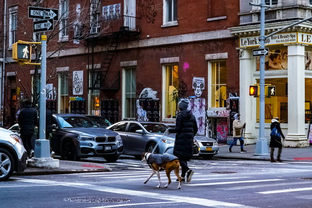 Сохо район в Нью-Йорку Манхеттен з жовтими таксі Нью-Йорка на вулицях. Мангеттен (Нью - Йорк). - Фото, зображення