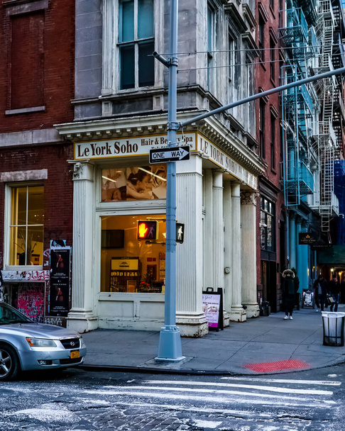 Район Сохо в Нью-Йорке Манхэттен с желтыми такси Нью-Йорка на улицах. Манхэттен. - Фото, изображение