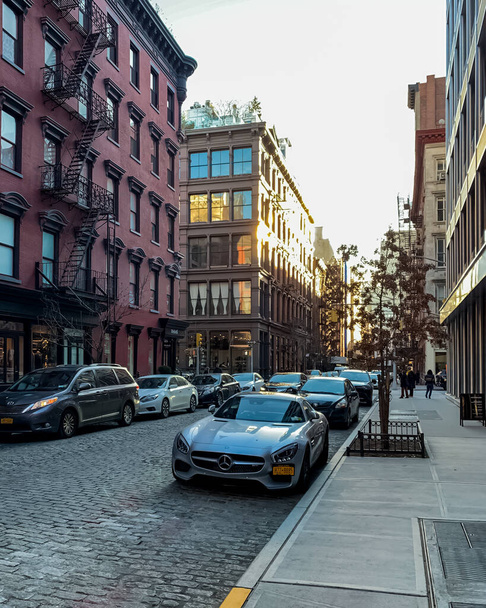 Dzielnica New York City SoHo na Manhattanie z żółtymi taksówkami na ulicach Nowego Jorku. Manhattan, Nowy Jork. - Zdjęcie, obraz