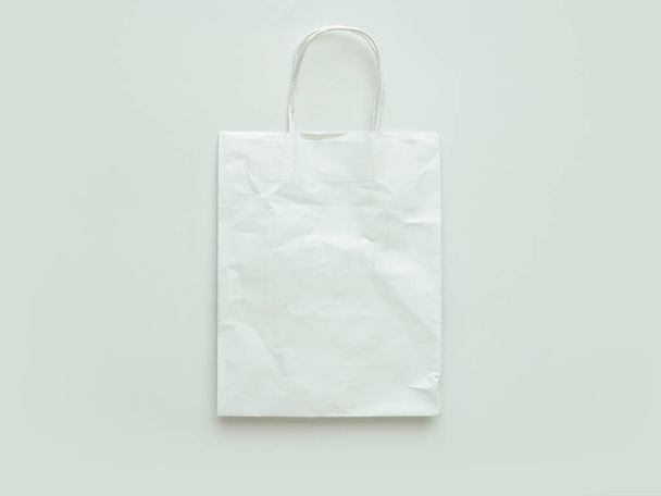 papierowa torba z małą izolacją na białym tle. Makieta do projektowania - Zdjęcie, obraz
