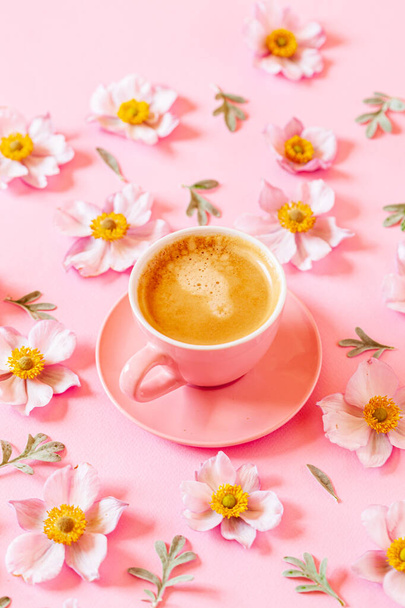 cup of coffee and flowers - Foto, afbeelding