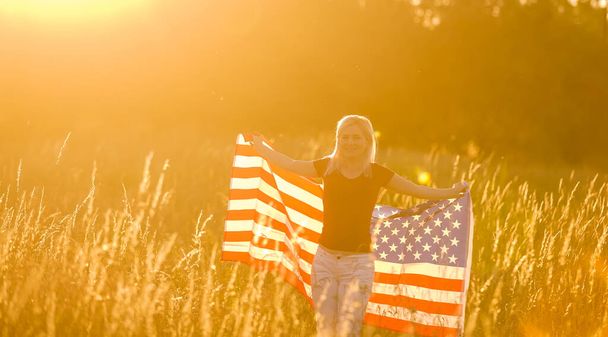 Mulher bonita com bandeira dos EUA - Foto, Imagem