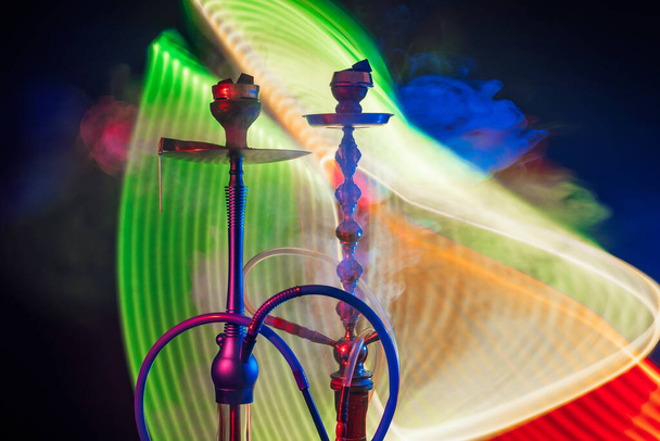 Shisha-Schalen mit Kohlen in Rauch mit Neonlicht - Foto, Bild