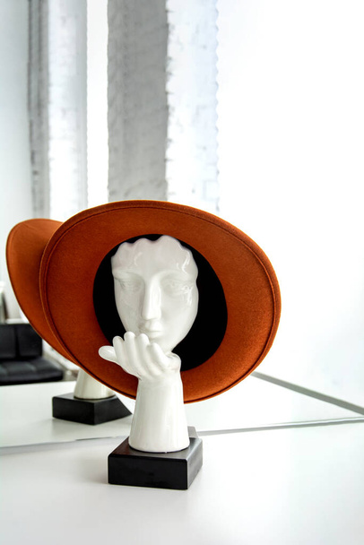 a plaster statue in a red hat blows a kiss. - 写真・画像