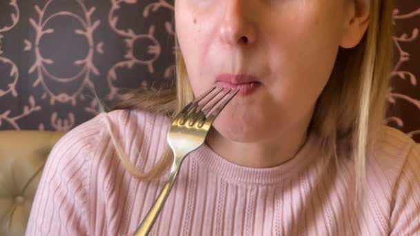 Muotokuva nainen syö juustoa haarukalla - Materiaali, video