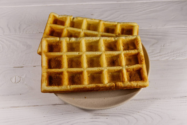 Beyaz ahşap masada Belçika waffleları. Üst görünüm - Fotoğraf, Görsel