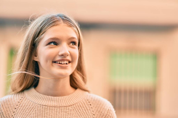 Krásná kavkazská teenager úsměv šťastný stojící ve městě. - Fotografie, Obrázek