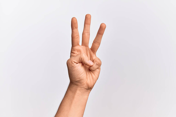 Main de jeune homme caucasien montrant les doigts sur fond blanc isolé numération numéro 3 montrant trois doigts - Photo, image