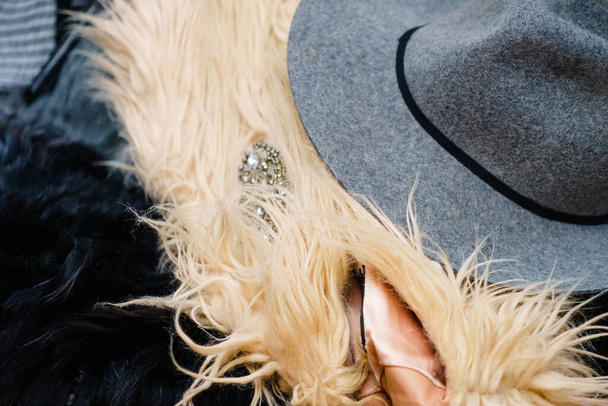 ピンクの毛皮の上に灰色の太陽の帽子を閉じます。女性ファッションアクセサリーコンセプト. - 写真・画像