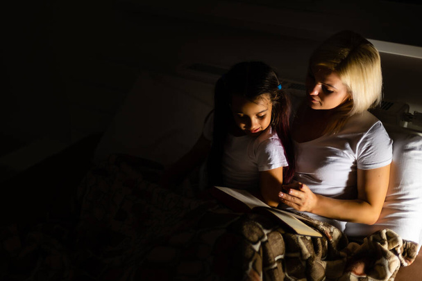 Madre e hija aprendiendo a leer en casa - Foto, Imagen