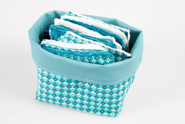 макияж удаления моющиеся хлопчатобумажные косметические прокладки в diy голубой корзине изолированы на белом - Фото, изображение