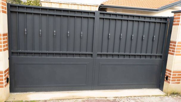klasické šedé dveře kov domácí brána auto vstup do domu zahrada - Fotografie, Obrázek