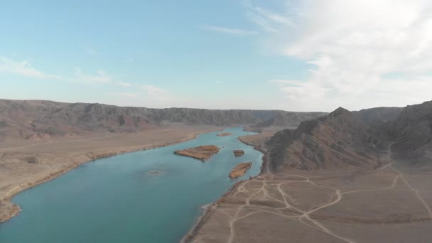 Kaunis leveä sininen joki kulkee syvän kanjonin läpi Kazakstanissa. Ilmakuva ILI-joelle. Matkailukohde. - Materiaali, video