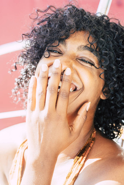 Μαύρη όμορφη νεαρή γυναίκα γελάει πολύ στο κοντινό πορτραίτο  - Φωτογραφία, εικόνα