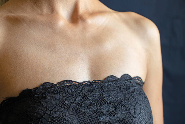 jovem em renda roupa interior preta close-up no fundo isolado - Foto, Imagem