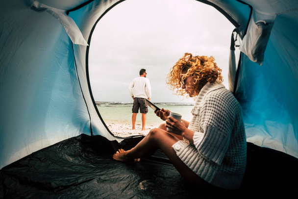 Campeggio tenda vacanza e coppia adulta uomo e donna godendo di libertà in spiaggia  - Foto, immagini