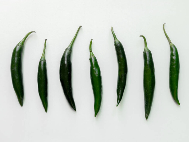 Grüne Chilischoten mit Kernen. Lebensmittel-Hintergrund. Ansicht von oben. Chilischote isoliert auf weißem Hintergrund. Reife Chilischote. - Foto, Bild