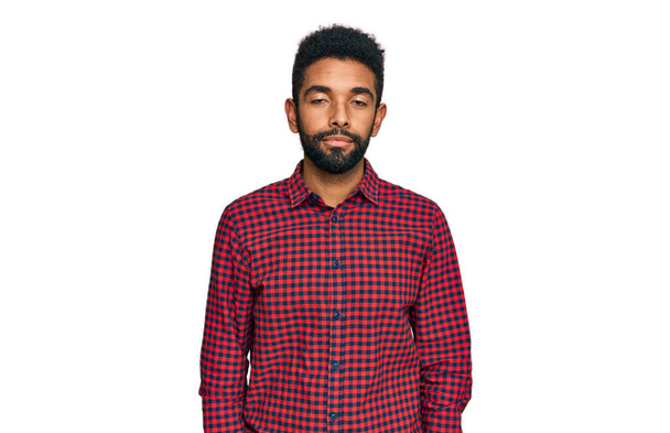 Mladý afroameričan v neformálním oblečení s vážným výrazem ve tváři. jednoduchý a přirozený pohled do kamery.  - Fotografie, Obrázek