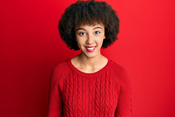 Fiatal spanyol lány visel alkalmi ruhák pozitív és boldog álló és mosolygó magabiztos mosollyal mutatja fogak  - Fotó, kép