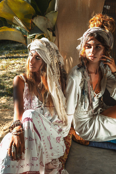dos hermosa mujer joven en vestidos de verano al aire libre al atardecer - Foto, Imagen
