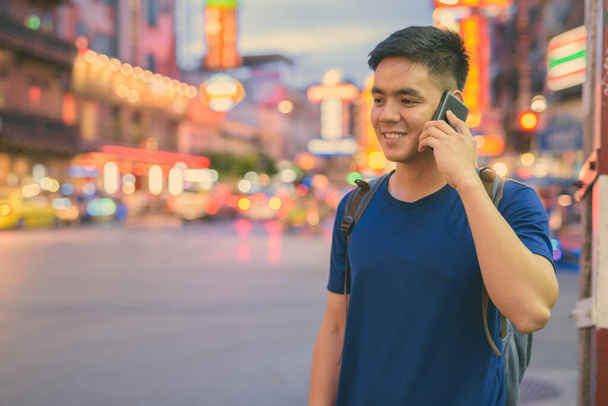 Genç yakışıklı Asyalı turist Bangkok, Tayland 'da Çin Mahallesi' nde keşif yapıyor. - Fotoğraf, Görsel