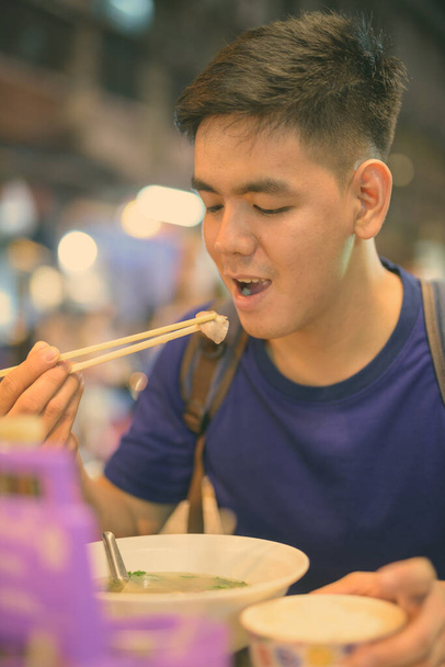 Joven guapo turista asiático explorando en Chinatown en Bangkok, Tailandia - Foto, imagen