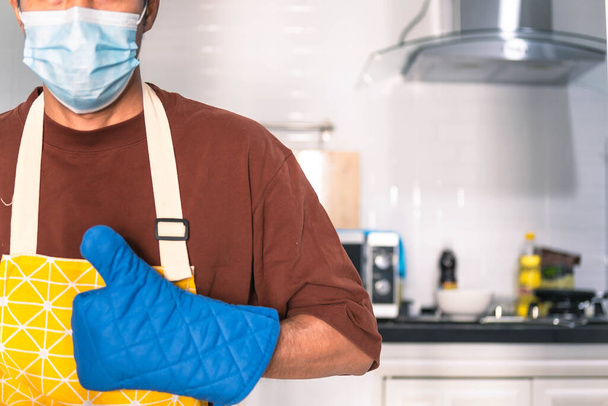 Размытый человек азиатская кухня дома Он держит миску и лопатку к большой руке на микроволновой печи на кухне размытый фон - Фото, изображение