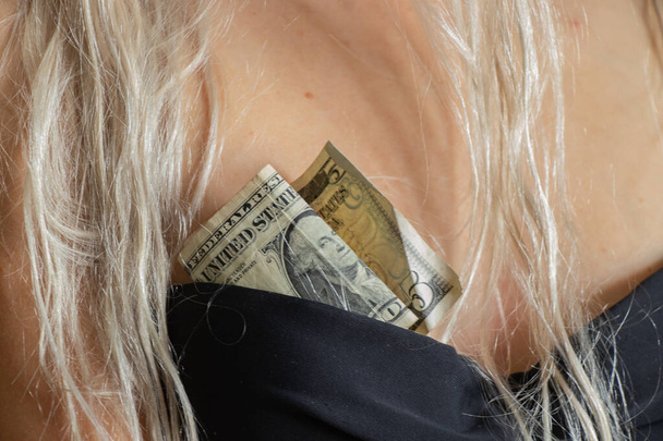 Dollarscheine im BH eines jungen Mädchens in Großaufnahme einer Prostituierten - Foto, Bild