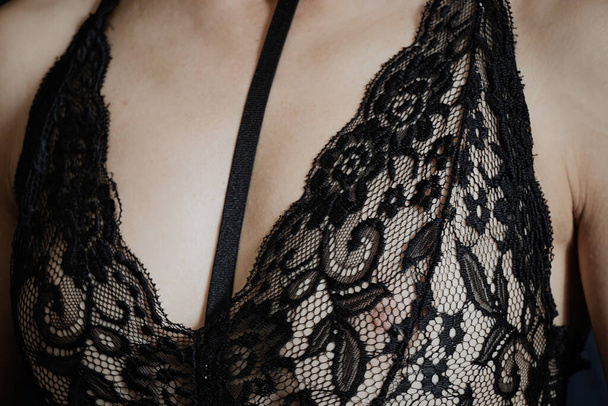 jovem em renda roupa interior preta close-up em um fundo isolado - Foto, Imagem
