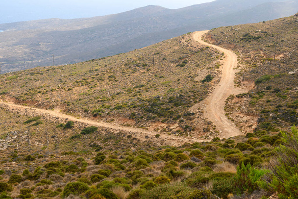 Οδοστρωτήρες στο ορεινό τμήμα της Ίου. Κυκλάδες, Ελλάδα - Φωτογραφία, εικόνα