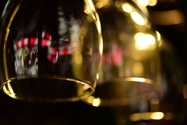 bicchieri in bar su sfondo nero  - Foto, immagini