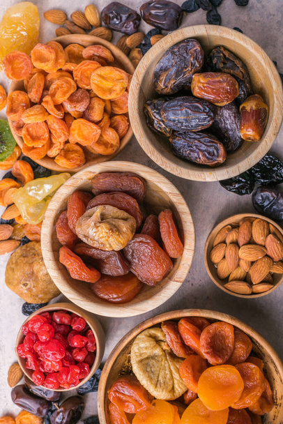 Frutta secca e noci si mescolano in una ciotola di legno. Assortimento di canditi. Vacanza giudaica Tu Bishvat. Copia spazio - Foto, immagini