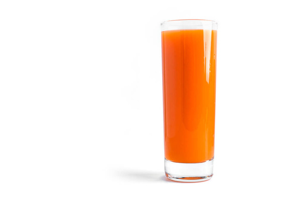 Морковный сок изолирован на белом фоне. - Фото, изображение